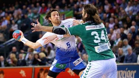 Torsten Jansen (l.) versucht an Wetzlars Ivano Balic vorbei zu werfen.