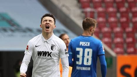 Ruben Vargas (l.) hat den FC Augsburg gegen die TSG Hoffenheim in Führung gebracht