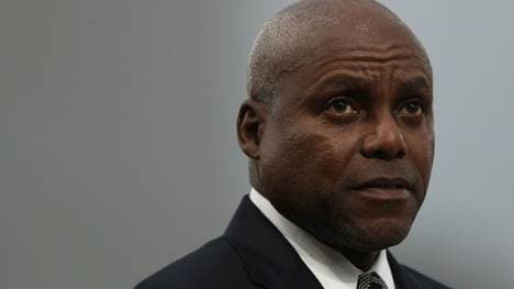 Carl Lewis ist für eine Verlegung der Spiele ins Jahr 2022