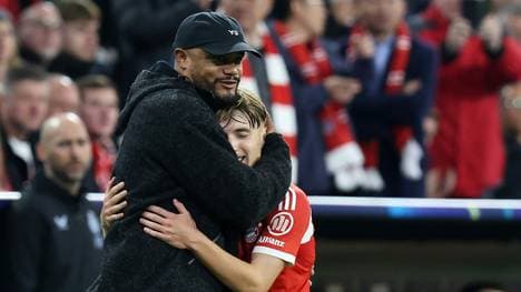 Bayern-Trainer Vincent Kompany (l.) herzt Lennart Karl 