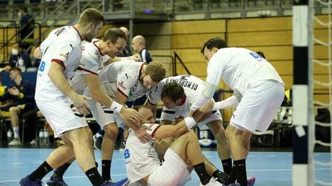 Marcel Schiller (sitzend) sicherte Deutschland das so wichtige Remis gegen Schweden