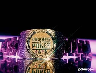 10112 war in diesem Jahr die neue Rekordmarke. 10112 Spieler aus der ganzen Welt, die beim Main Event der World Series of Poker antreten. Live-Poker erreicht damit eine neue Boomphase, die an die erste Poker-Euphorie der Jahre 2004 bis 2008 erinnert. 10112 Spieler bedeuten auch ein unendliches Maß an Geschichten und Dramen. Die Phasen des Glücks, die Momente genauso wie die Augenblicke wo einem der Pokergott den Rücken zudreht. Und dazu die immer größer werdende Masse an Spielern, die erstklassiges Poker spielen. In 15 Folgen begleiten wir die Spieler auf dem Weg zu lebensverändernden Preisgelder. Bis hin zu 10 Millionen Dollar für Platz 1. Nehmen sie Platz an den Tischen des Horseshoe Casinos in Las Vegas. Die Brut- und Heimstätte des einzig wahren Kartenspiels.