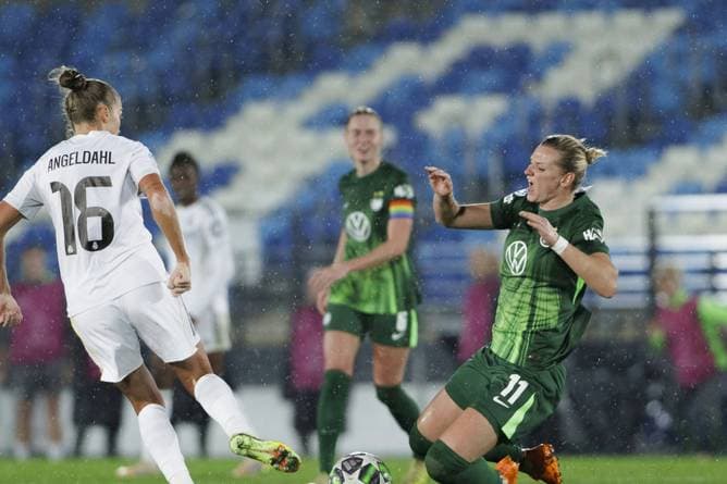 Wolfsburg verliert trotz langer Überzahl