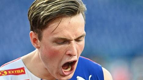 Karsten Warholm stellt den Rekord von Kevin Young ein