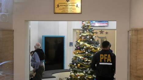 Beamte durchsuchen die AFA-Zentrale