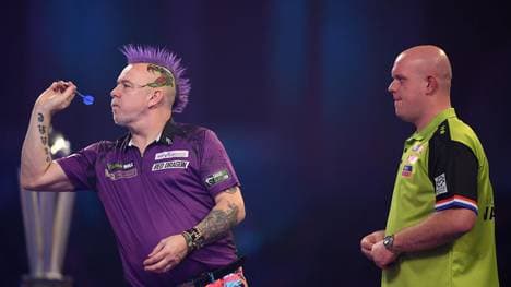 Peter Wright (l.) trifft am ersten Spieltag der Premier League Darts auf Michael Van Gerwen (r.)
