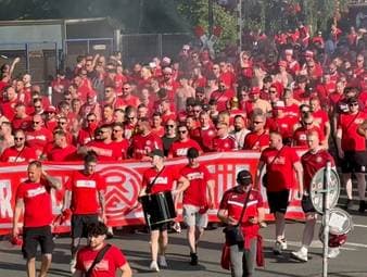 Die RWE-Fans fiebern dem Relegationshinspiel gegen Fürth entgegen. Vor dem Spiel gab es einen großen Fanmarsch. 