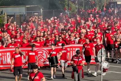 Mega-Fanmarsch! Eine Stadt im Ausnahmezustand