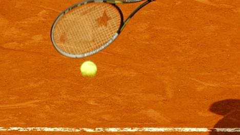 Teodor Davidov spielt auf beiden Seiten mit der Vorhand