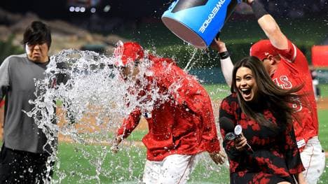 Teamkollege Kole Calhoun überschüttet Shohei Ohtani von den Los Angeles Angels nach dessen starkem Heimdebüt während eines Interviews mit Wasser