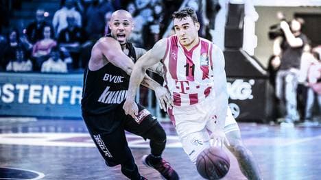 Die Basketballer aus Würzburg (l.) wollen noch den Einzug in die Playoffs schaffen