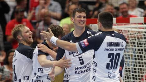 Flensburg jubelt nach dem Sieg in der Champions League gegen den FC Barcelona