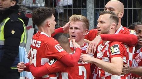Mainz feiert seinen Doppeltorschützen Jonathan Burkardt