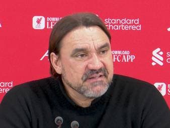 Daniel Farke erklärt vor dem Spiel gegen Manchester United die taktische Flexibilität von Leeds United. Der Trainer betont, dass Systemwechsel harte Arbeit erfordern und lobt die Spielintelligenz seiner Mannschaft.