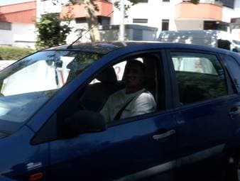 Während der Fuhrpark des VfB Stuttgart mit Luxus-Autos übersäht ist, sticht Grischa Prömel mit einem bescheidenen Fahrzeug heraus.