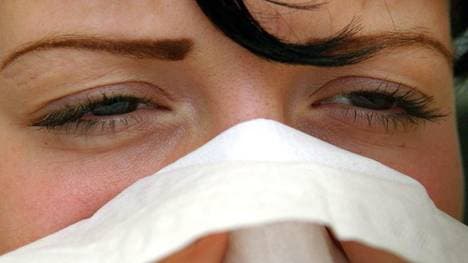 Das Risiko, andere Menschen anzustecken, ist höher, wenn man wiederholt das gleiche Stofftaschentuch benutzt.