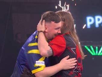 Luke Littler zeigt eine starke Leistung und steht nach dem Sieg über Ryan Searle das dritte Mal in Folge im Finale der Darts-WM.