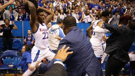 Massenschlägerei beim College-Spiel Kansas Jayhawks gegen Kansas State