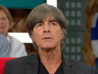 Jogi Löw spricht über das WM-Aus 2018. Für Unruhe hatte damals vor allem ein gemeinsames Foto von Mesut Özil und Ilkay Gündogan mit dem türkischen Staatspräsidenten Erdogan gesorgt.