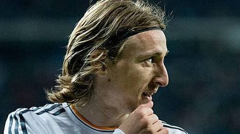 Die Transfers von Kroos und James sollten auch bei Luka Modric die Alarmglocken schrillen lassen. Beide Spieler fühlen sich in der Zentrale am wohlsten - dort wo sich auch der Kroate am liebsten sieht. Er kann zwar auf mehreren Positionen spielen, wäre aber nirgendwo mehr erste Wahl