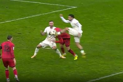 Kuriose Rote Karte im Derby