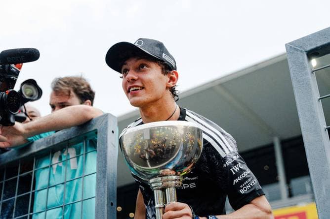 „Teenage Dream“ für Shootingstar