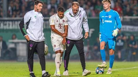 Serge Gnabry (Zweiter von links) verletzt sich im DFB-Pokalspiel gegen Preußen Münster