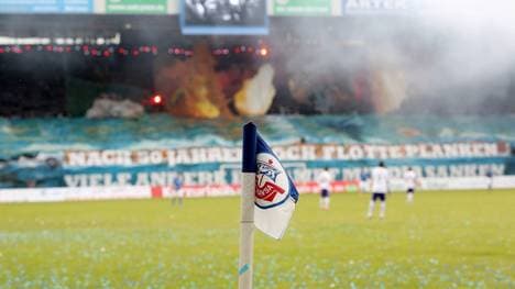 Fans von Hansa Rostock zeigten eine geschmacklose Gummipuppe