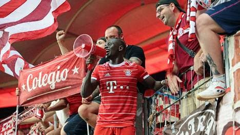 Sadio Mané feiert nach seinem gelungenen Bundesliga-Debüt auf dem Fanzaun