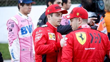 Sebastian Vettel (r.) und Charles Leclerc (M.) fahren noch eine letzte Saison zusammen