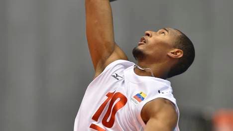 Kervin Martin Pinerua Urbina serviert einen Aufschlag für Venezuela 