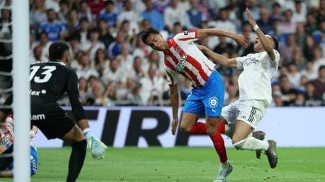 Vitor Reis trifft Kylian Mbappe (r.) 