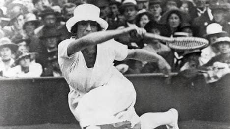 Games of the VII Olympiad Suzanne Lenglen war sowohl sportlich als auch modisch eine absolute Ausnahmeerscheinung im Damentennis ihrer Zeit