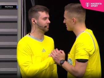 Während der Drittliga-Partie zwischen Wehen Wiesbaden und dem SV Meppen verletzt sich ein Linienrichter. Ein Zuschauer muss für den Assistenten einspringen.