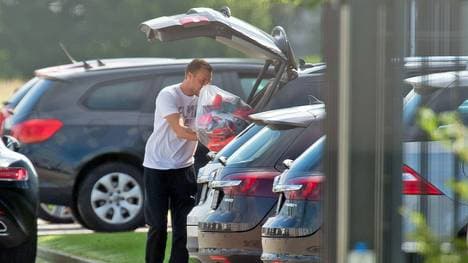 Kevin Großkreutz räumt sein Auto ein