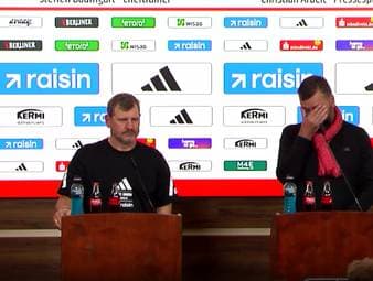 Mit dem FC Bayern hat Union Berlin eine besonders schwere Aufgabe vor der Brust. Trainer Steffen Baumgart reagiert humorvoll auf die teils sehr speziellen Reporterfragen hierzu.