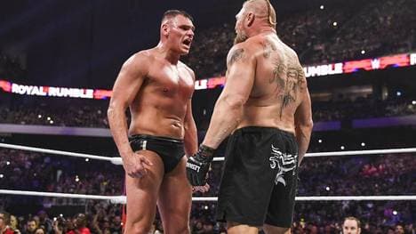 Gunther (l.) und Brock Lesnar begegneten sich schon beim WWE Royal Rumble 2023