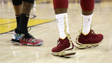 LeBron James (r.) trug in der vergangenen Saison 51 verschiedene Versionen seines Signature-Schuhs