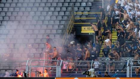 Die Kopenhagen-Fans haben Pyrotechnik gezündet und auf die Tribünen sowie das Spielfeld geschossen