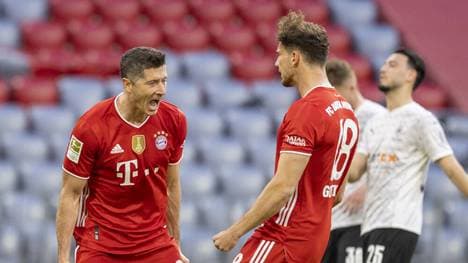 Robert Lewandowski (l.) jubelt nach seinem Treffer