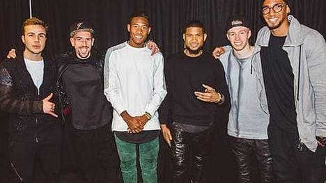 Backstage bei Usher: Die Bayern-Spieler amüsierten sich offenbar köstlich.