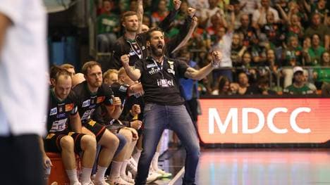 Magdeburgs Trainer Bennet Wiegert jubelt