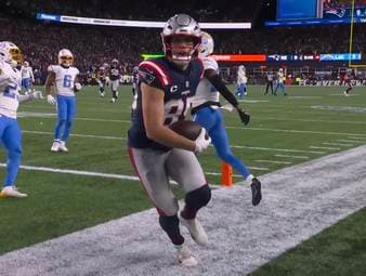 Die New England Patriots liefern bei ihrem Playoff-Auftakt in der NFL eine bemerkenswerte Defensiv-Gala. Justin Herbert und die Los Angeles Chargers sind chancenlos.