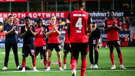 Xabi Alonso (l.) und Jonathan Tah verlassen Leverkusen - folgt Florian Wirtz (4.v.l.)?