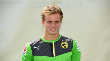 Hendrik Bonmann schaut beim Fototermin von Borussia Dortmund in die Kamera