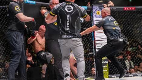 Deniz Ilbay schubst Max Holzer aus dem Käfig