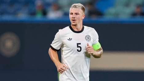 Finn Jeltsch trägt gegen Lettland die Kapitänsbinde