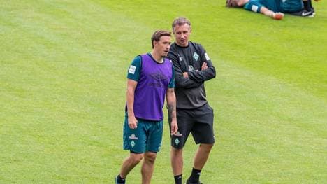 Werders Geschäftsführer Frank Baumann (r.) hat einen guten Draht zu Max Kruse