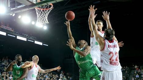 In der Schlussphase drehte Darüssafaka Istanbul (grün) das Spiel noch zu seinen Gunsten