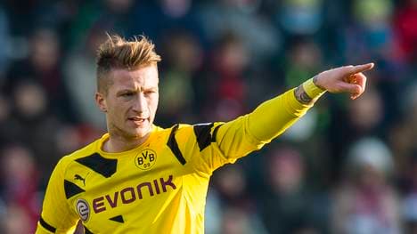 Marco Reus gestikuliert während des Spiels auf dem Platz